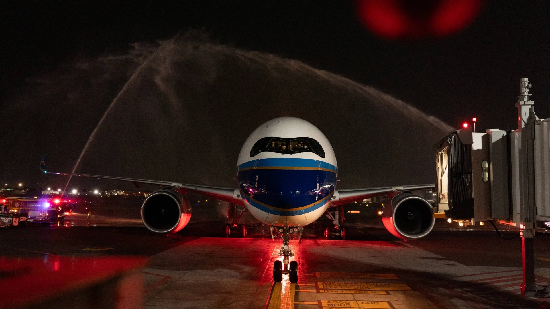 Aterriza primer vuelo directo de pasajeros y carga entre China y México después de pandemia