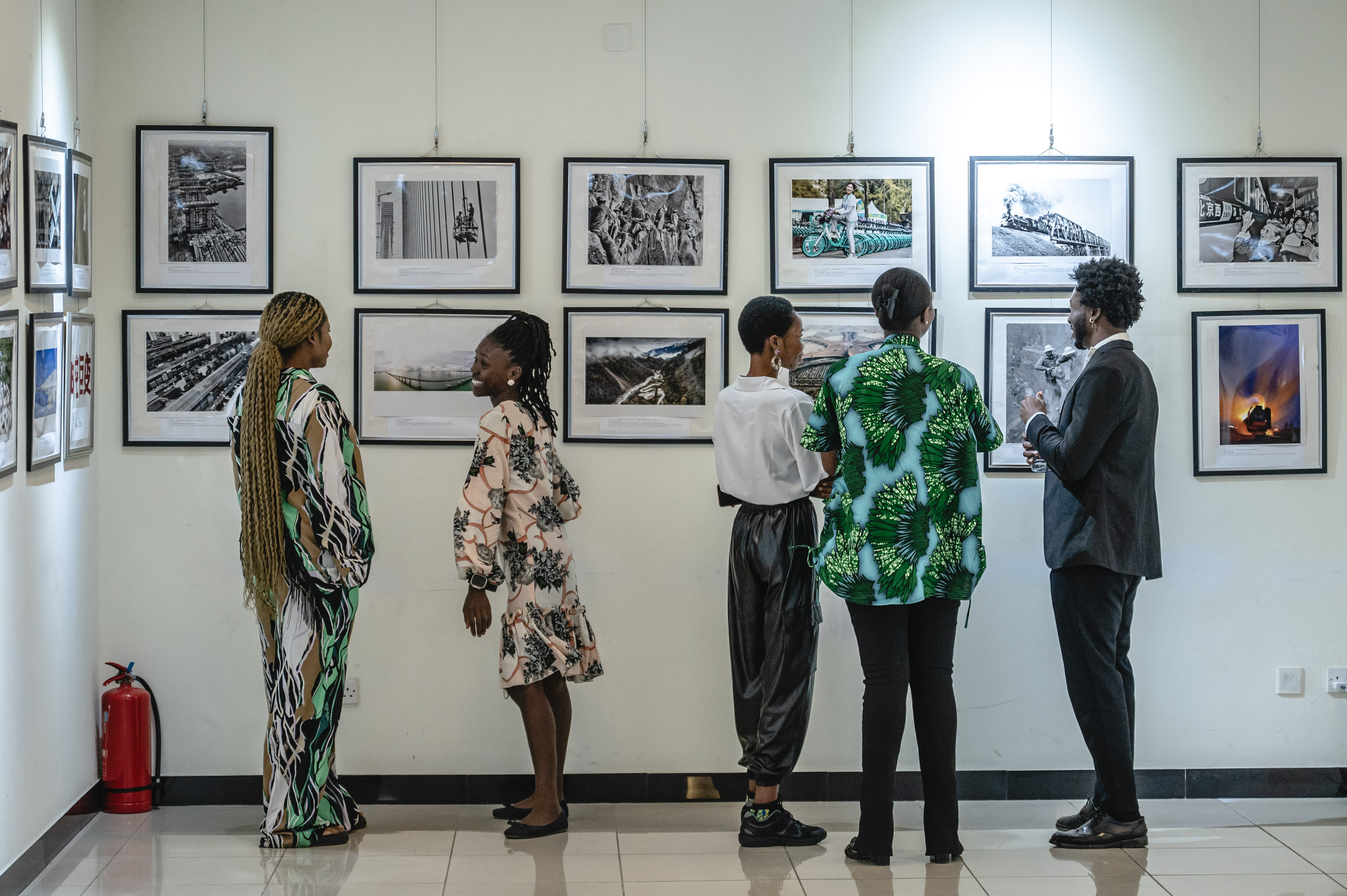 Exposición fotográfica llevada a cabo por la Agencia de Noticias Xinhua en Abuya, Nigeria