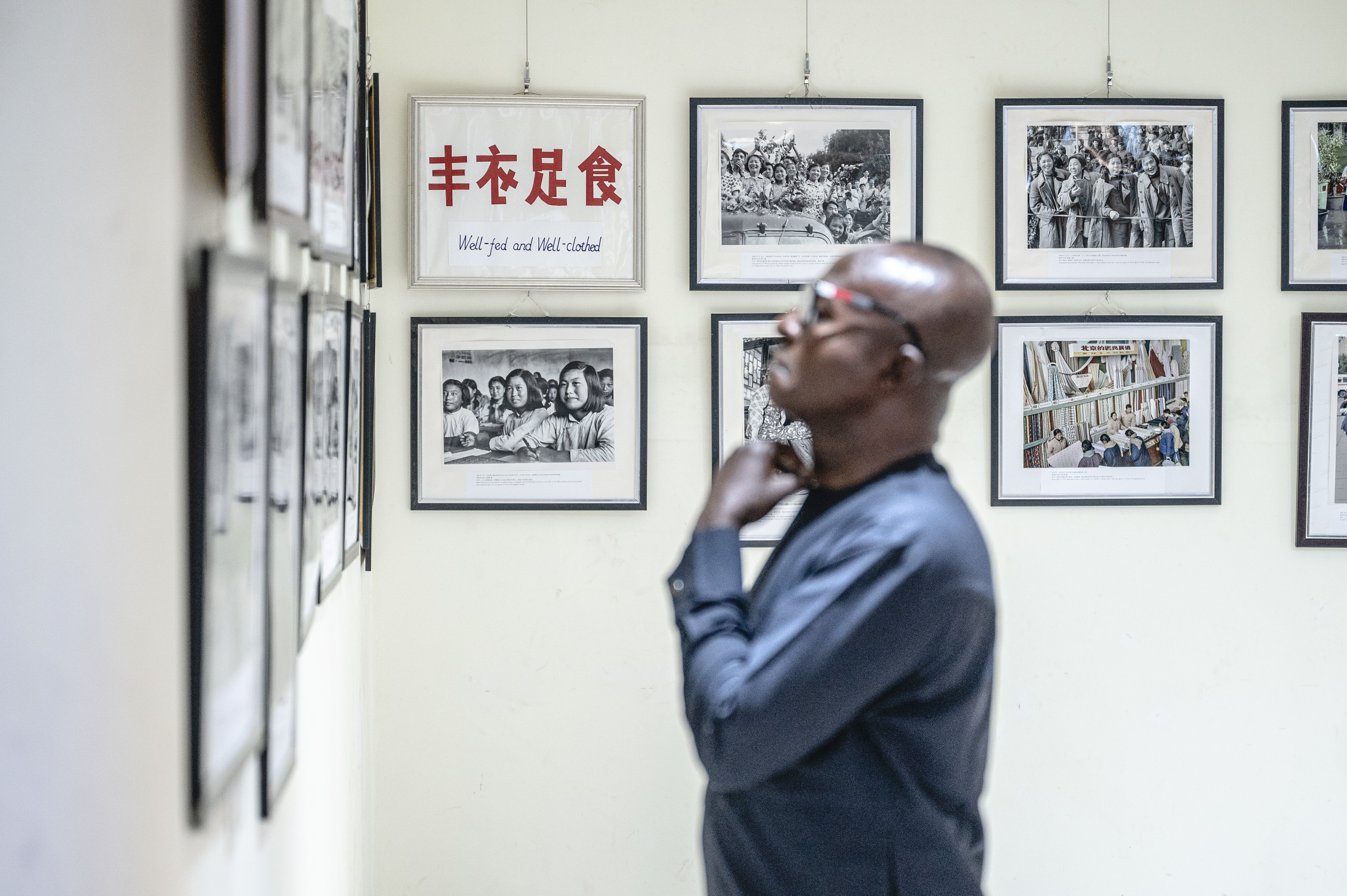 Exposición fotográfica llevada a cabo por la Agencia de Noticias Xinhua en Abuya, Nigeria