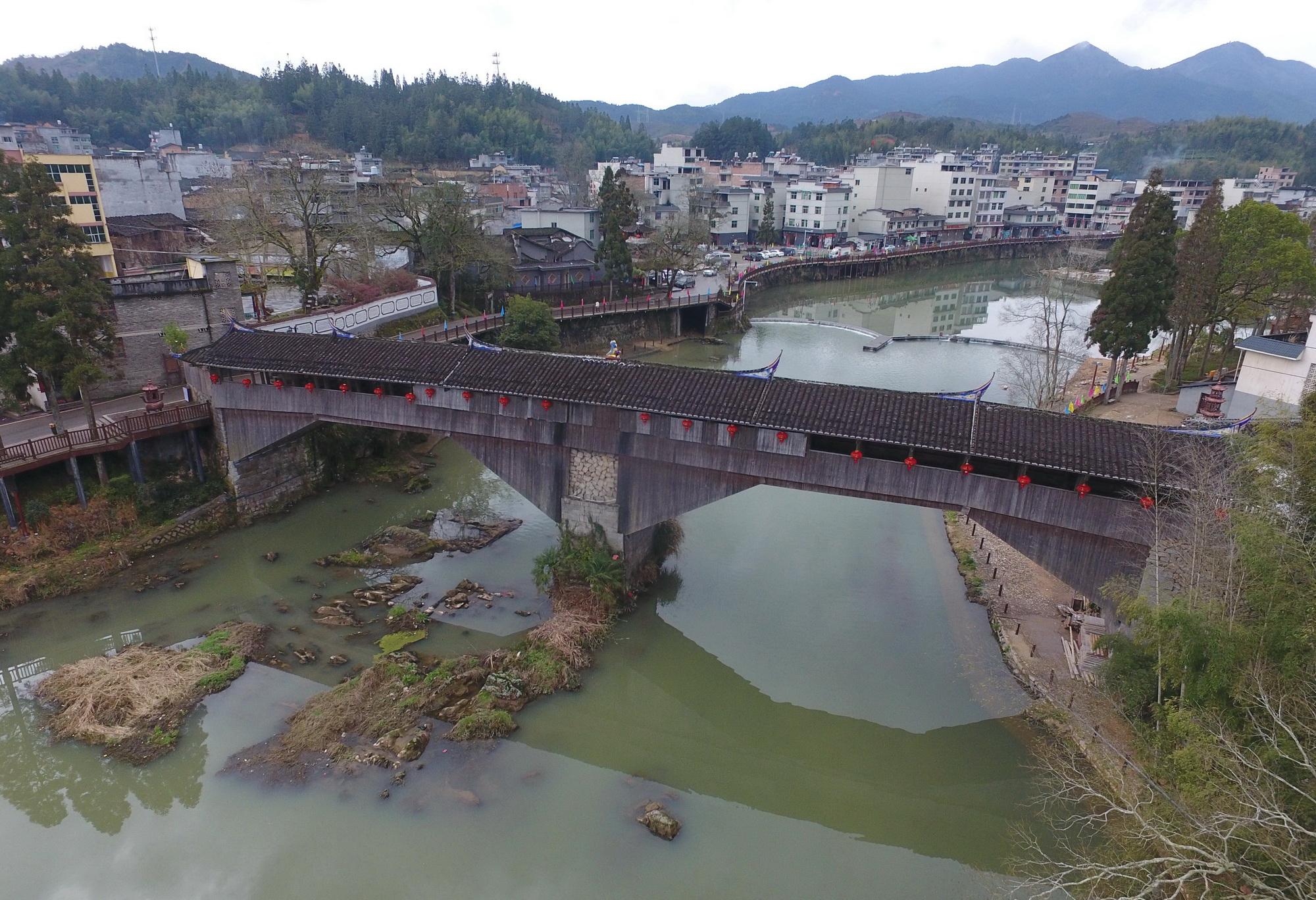 Puentes con arcadas de madera en China