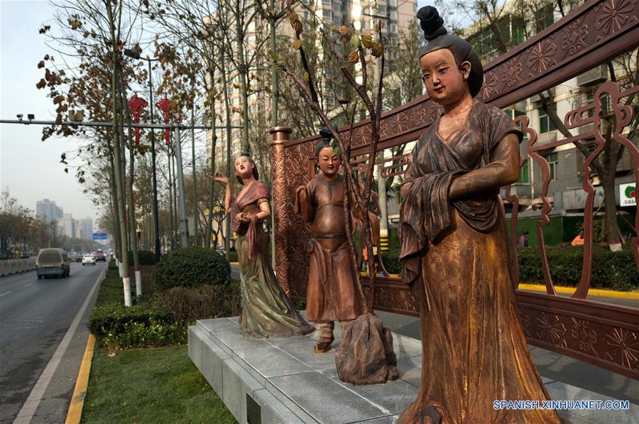 Esculturas basadas en personajes de pinturas murales en una calle de Xi'an