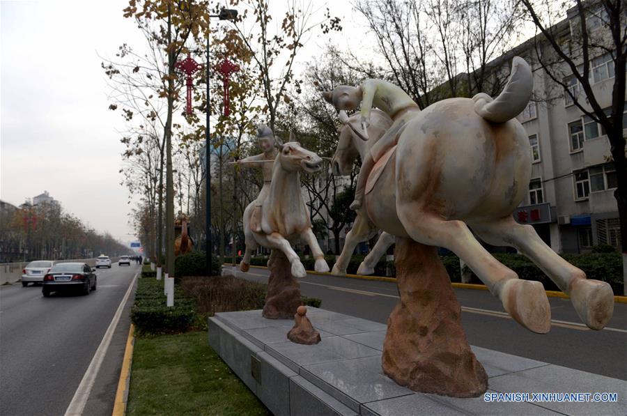 Esculturas basadas en personajes de pinturas murales en una calle de Xi'an