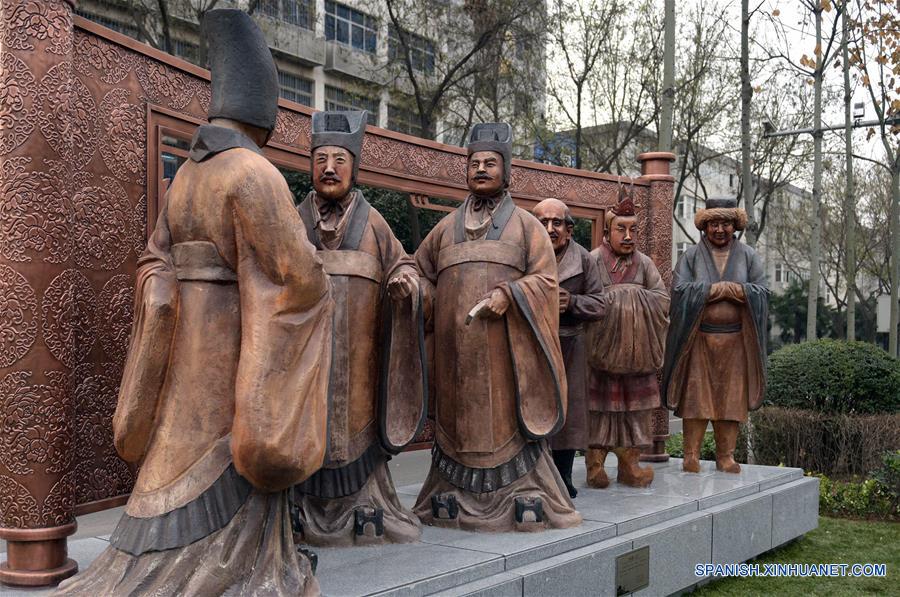 Esculturas basadas en personajes de pinturas murales en una calle de Xi'an