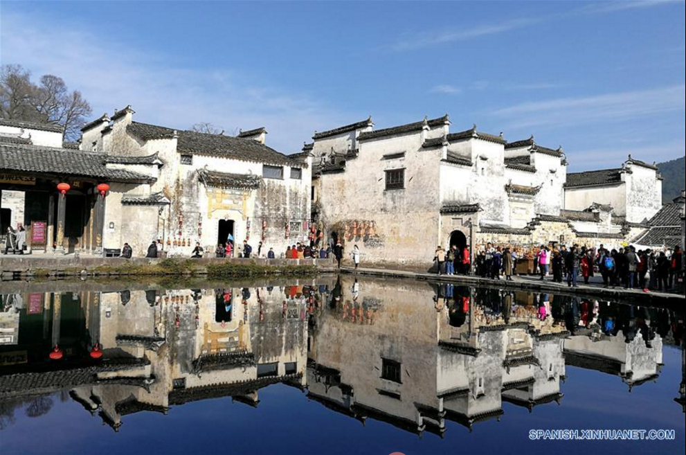 Turistas visitan poblado antiguo Hongcun en provincia de Anhui