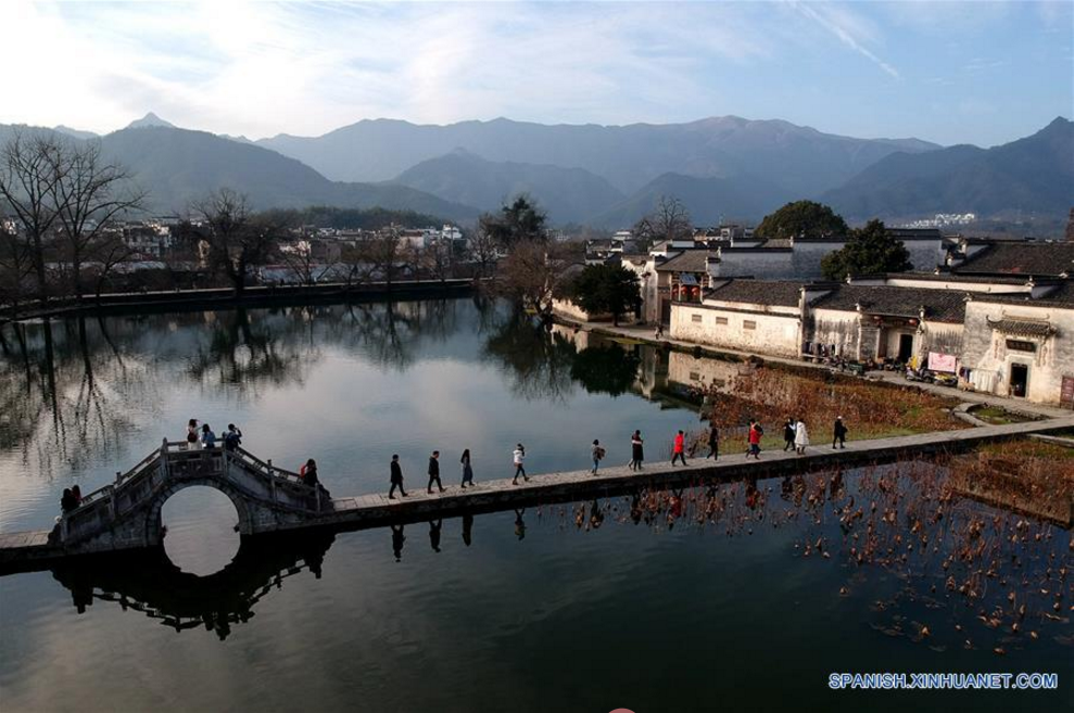 Turistas visitan poblado antiguo Hongcun en provincia de Anhui