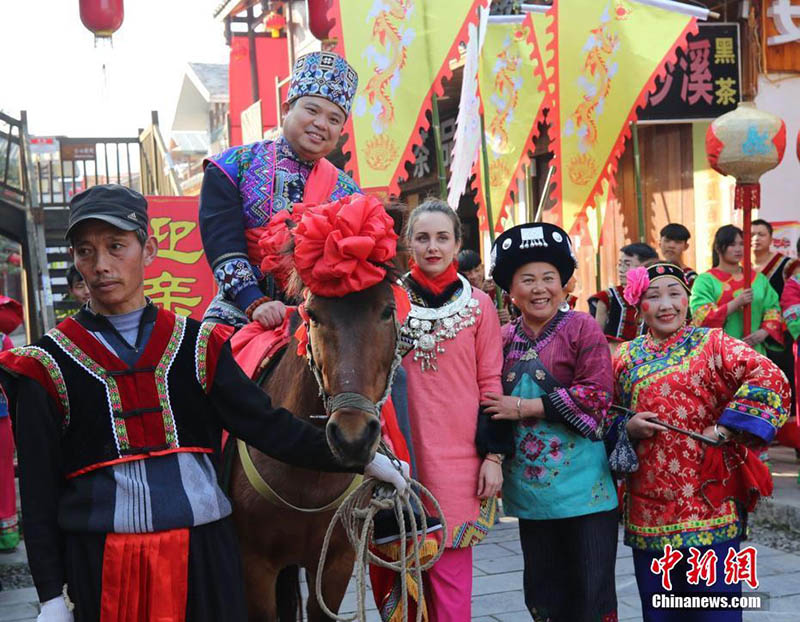 Una mujer ucraniana celebra su boda según la tradición de la minoría Tujia