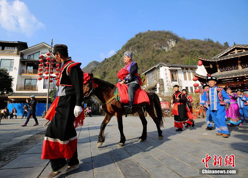 Una mujer ucraniana celebra su boda según la tradición de la minoría Tujia