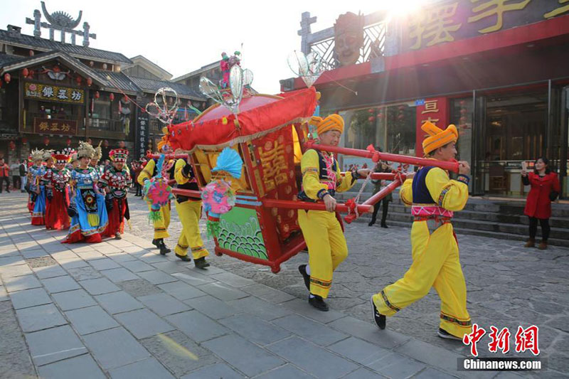 Una mujer ucraniana celebra su boda según la tradición de la minoría Tujia