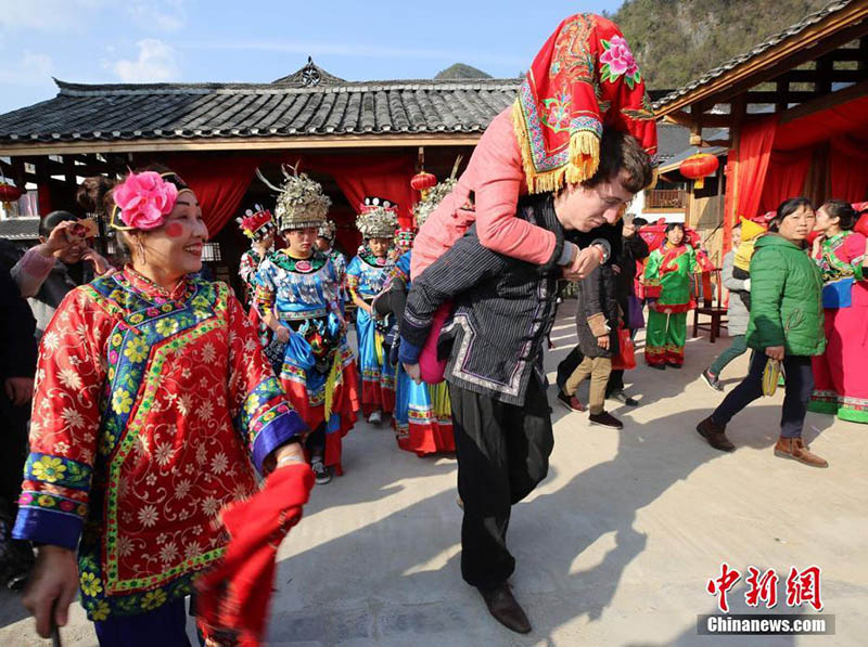 Una mujer ucraniana celebra su boda según la tradición de la minoría Tujia