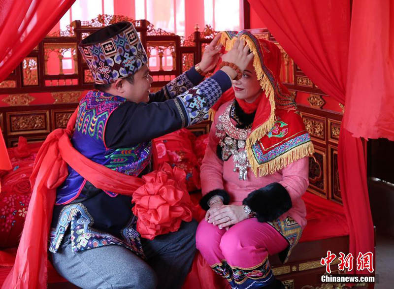 Una mujer ucraniana celebra su boda según la tradición de la minoría Tujia