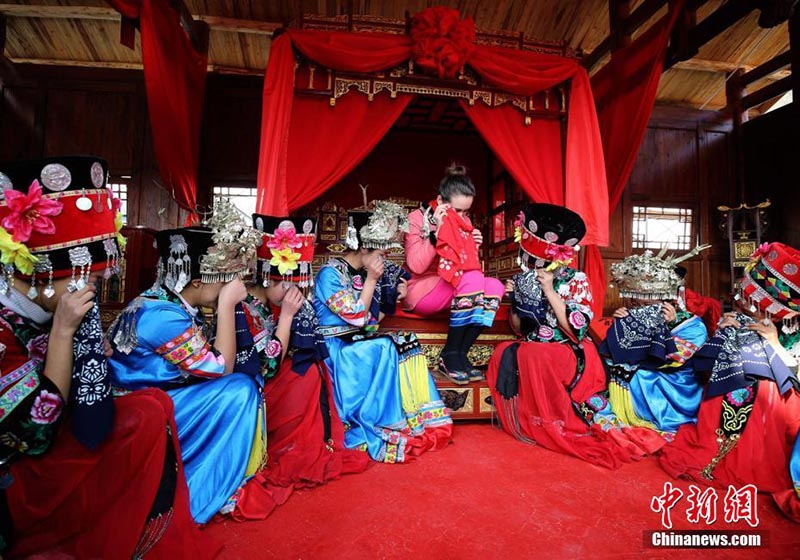 Una mujer ucraniana celebra su boda según la tradición de la minoría Tujia