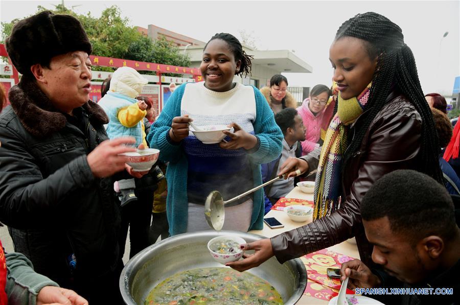 Estudiantes extranjeros prueban gachas de laba en Zhenjiang