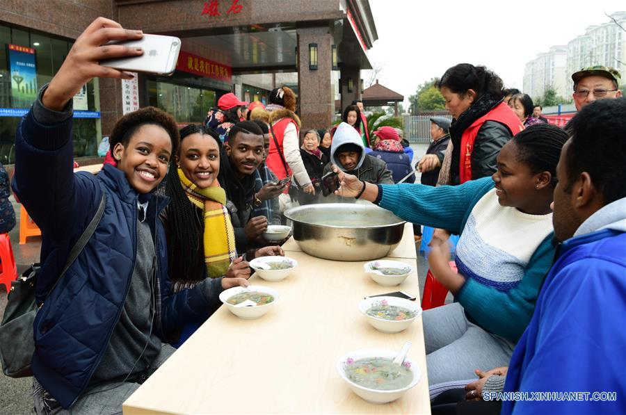 Estudiantes extranjeros prueban gachas de laba en Zhenjiang