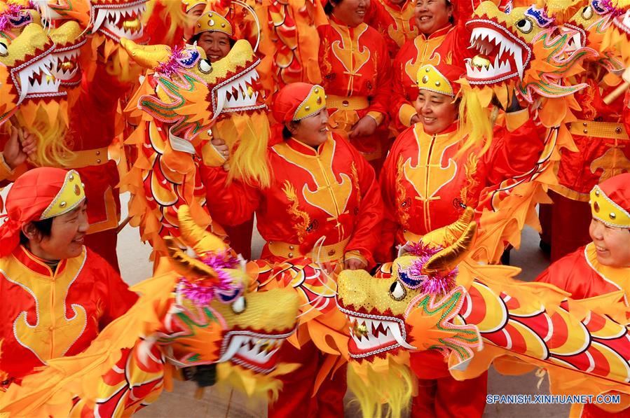 Danza de dragón en preparación para celebrar el Año Nuevo Lunar chino