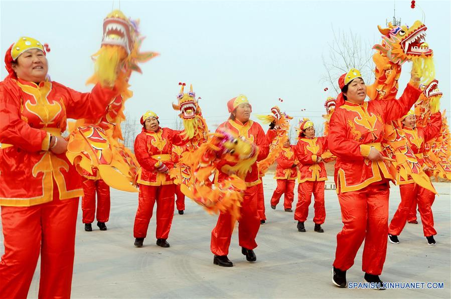 Danza de dragón en preparación para celebrar el Año Nuevo Lunar chino