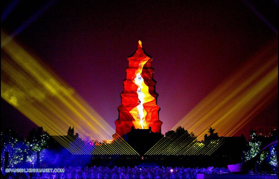 Espectáculo de luces llevado a cabo en Pagoda de Dayan en Xi'an