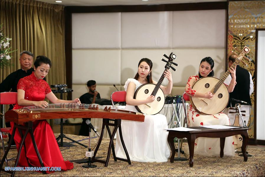 Concierto para celebrar el 67 aniversario del establecimiento de las relaciones diplomáticas entre China y Pakistán en Peshawar