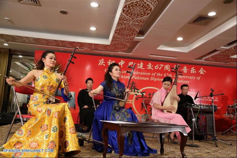 Concierto para celebrar el 67 aniversario del establecimiento de las relaciones diplomáticas entre China y Pakistán en Peshawar