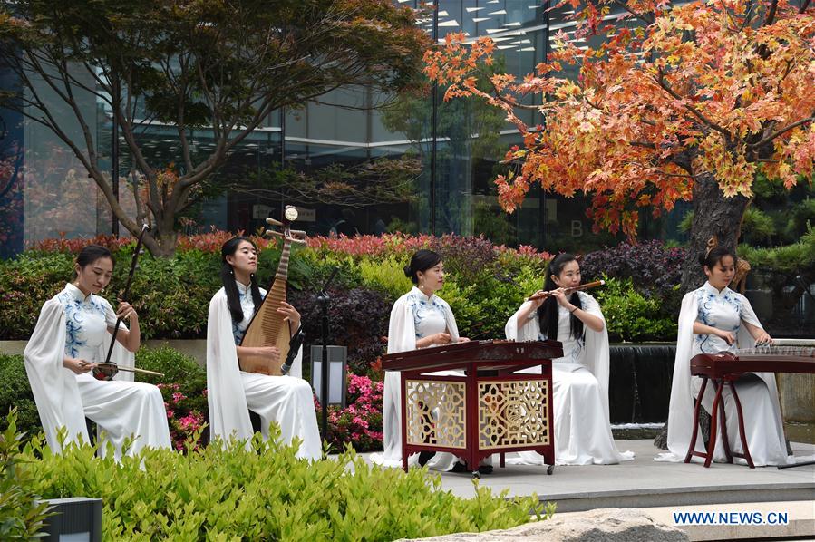 La cultura china brilla en el centro de medios de la Cumbre de la OCS que se celebra en Qingdao