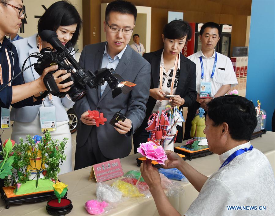 La cultura china brilla en el centro de medios de la Cumbre de la OCS que se celebra en Qingdao