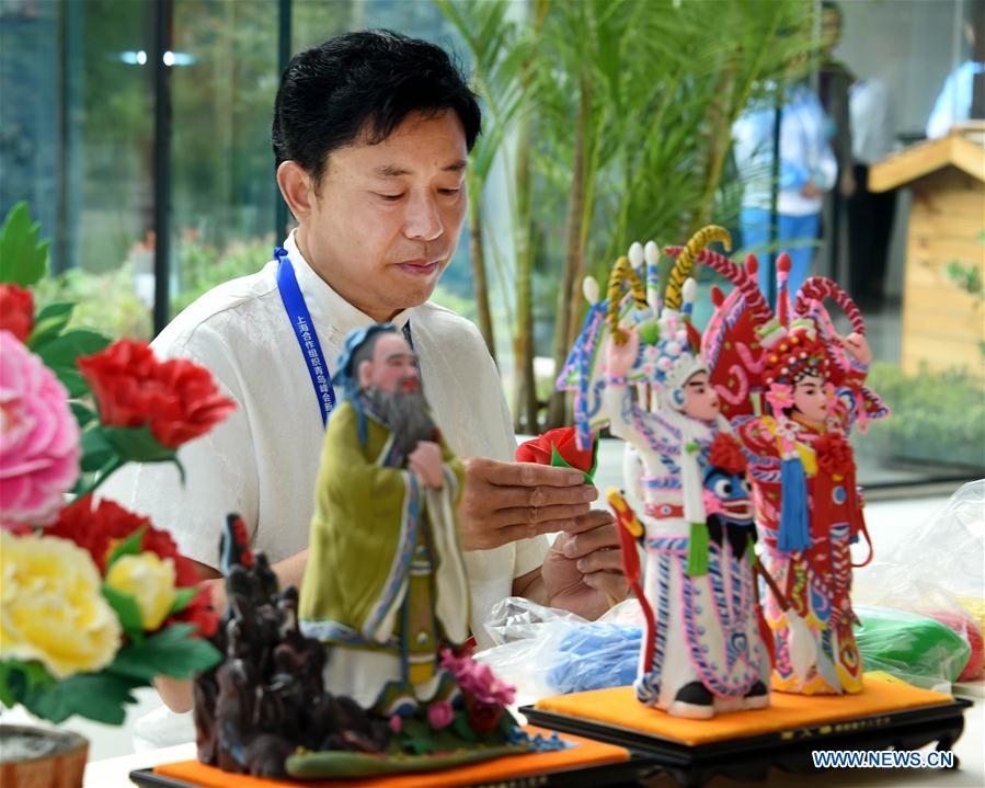 La cultura china brilla en el centro de medios de la Cumbre de la OCS que se celebra en Qingdao