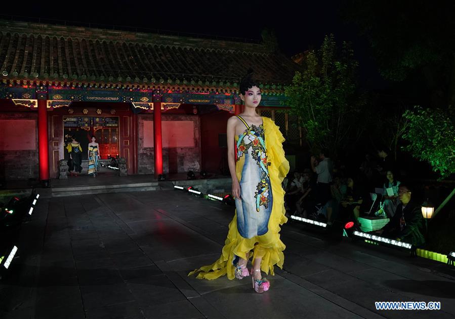 “Espléndida China - Espectáculos de Moda del Patrimonio Cultural Inmaterial de China” en Beijing