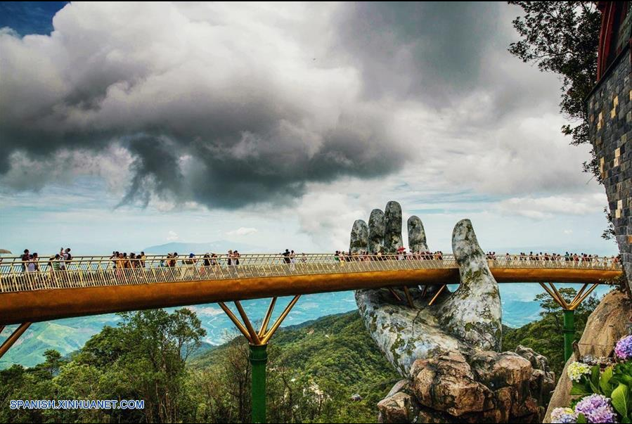 Puente Dorado en Da Nang, Vietnam