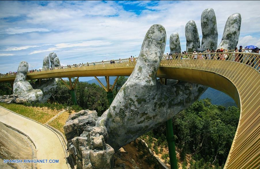 Puente Dorado en Da Nang, Vietnam