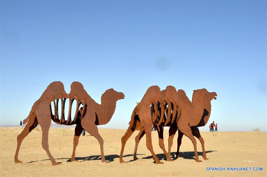 Gansu: Artistas elaboran esculturas basándose en la cultura local para decorar el desierto