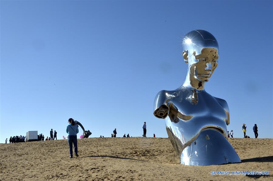 Gansu: Artistas elaboran esculturas basándose en la cultura local para decorar el desierto