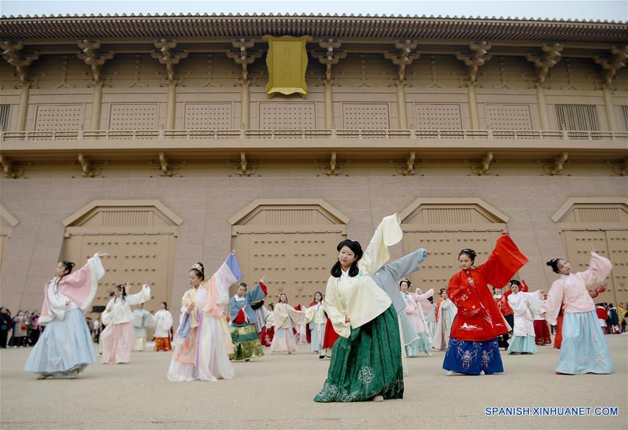 Personas portando hanfu durante un evento en Xi'an