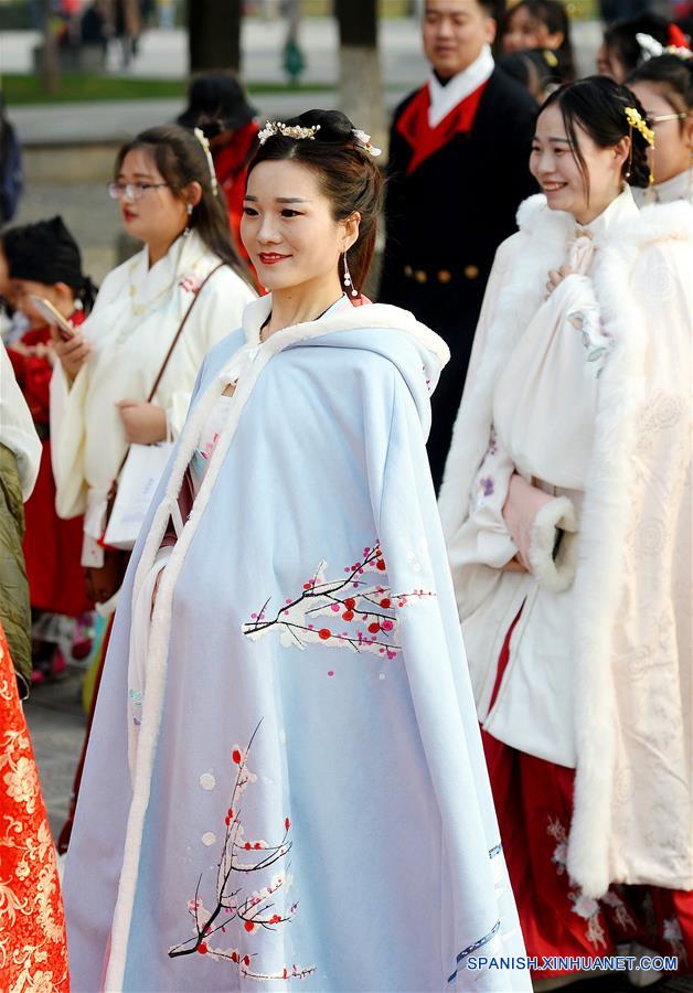 Personas portando hanfu durante un evento en Xi'an