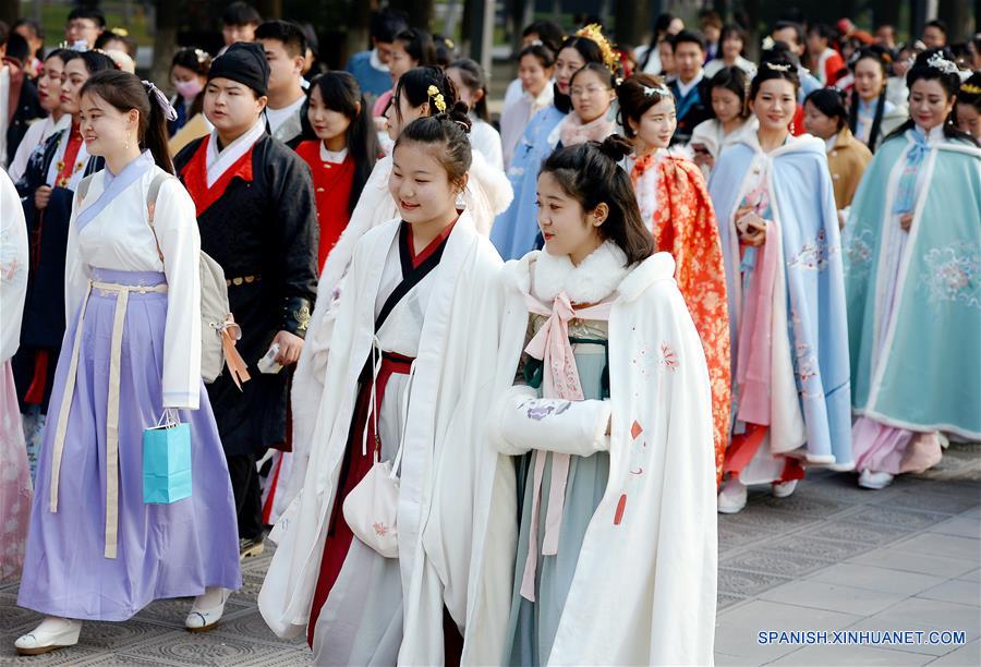 Personas portando hanfu durante un evento en Xi'an