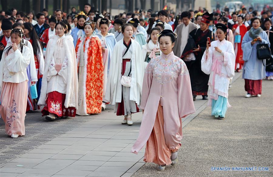 Personas portando hanfu durante un evento en Xi'an