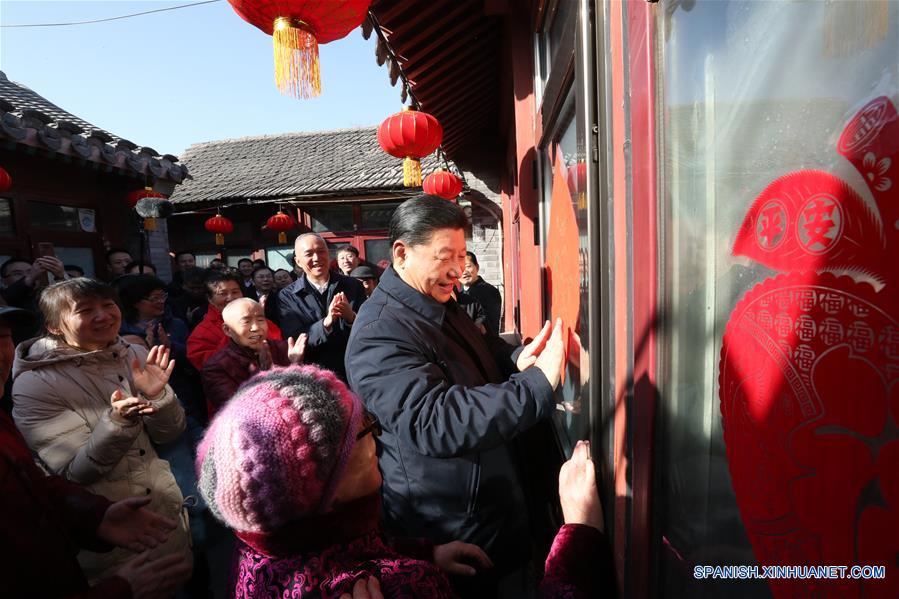 Xi visita a cuadros y residentes en Beijing antes de Fiesta de Primavera