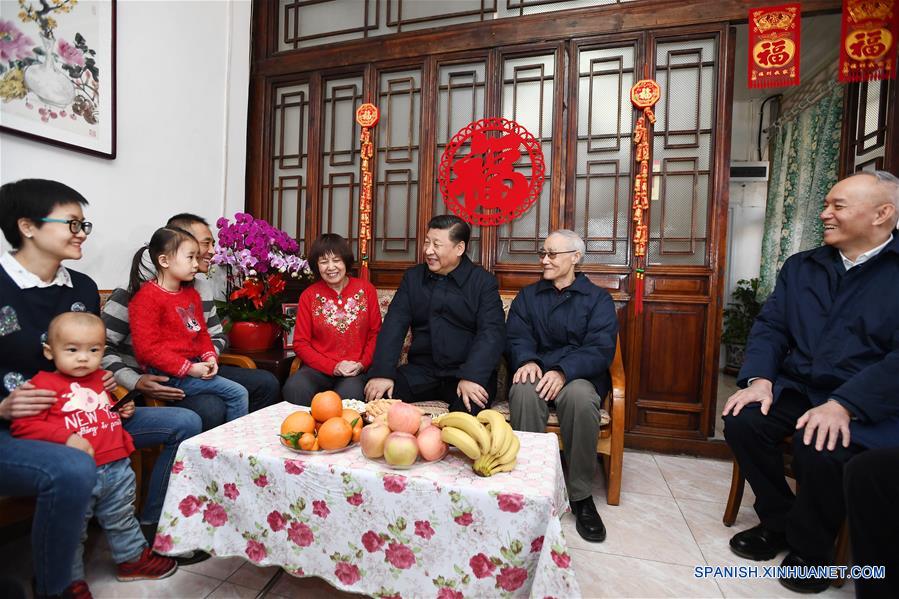 Xi visita a cuadros y residentes en Beijing antes de Fiesta de Primavera