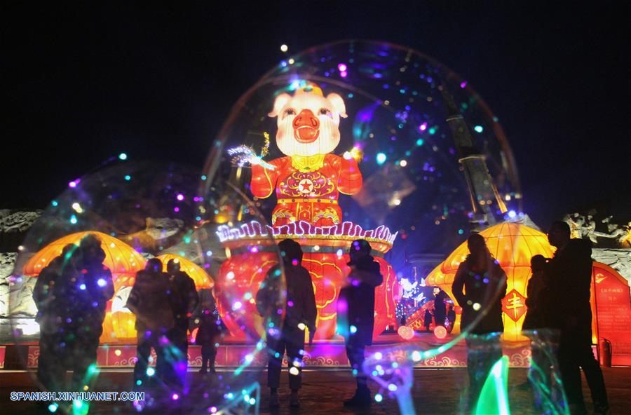 Las ciudades chinas son decoradas con hermosas luces y linternas durante el Festival de Primavera