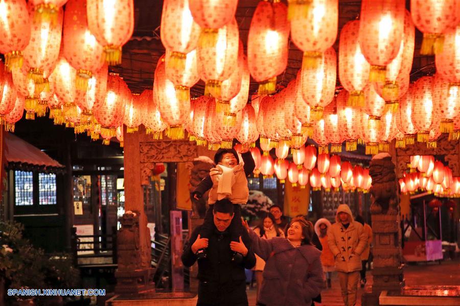 Las ciudades chinas son decoradas con hermosas luces y linternas durante el Festival de Primavera