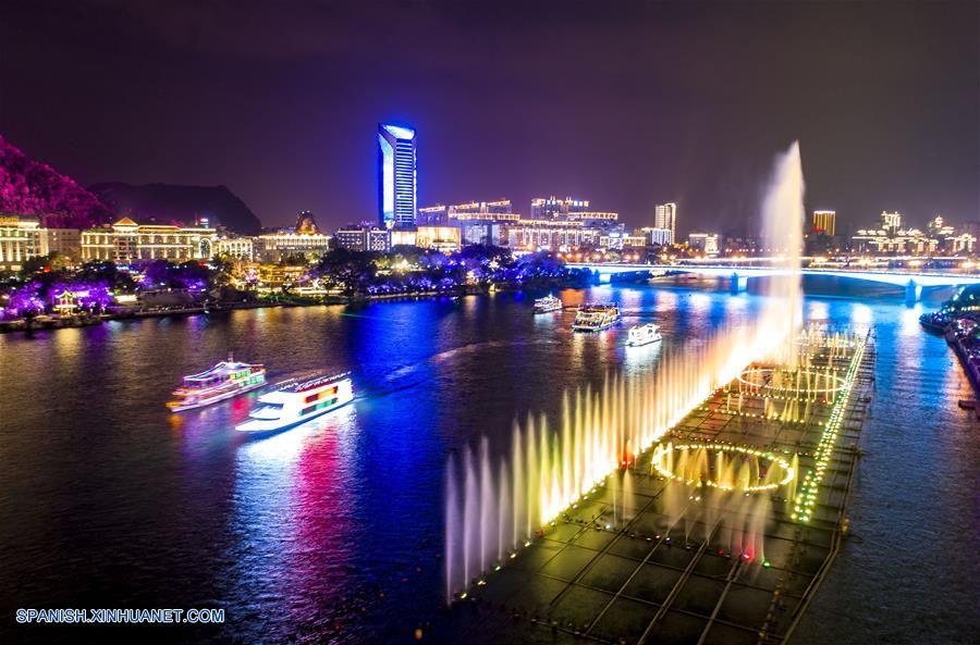 Las ciudades chinas son decoradas con hermosas luces y linternas durante el Festival de Primavera