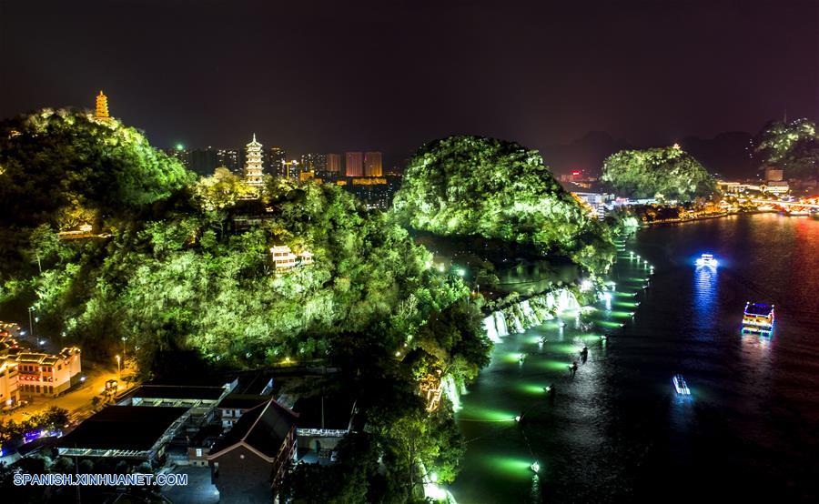 Las ciudades chinas son decoradas con hermosas luces y linternas durante el Festival de Primavera