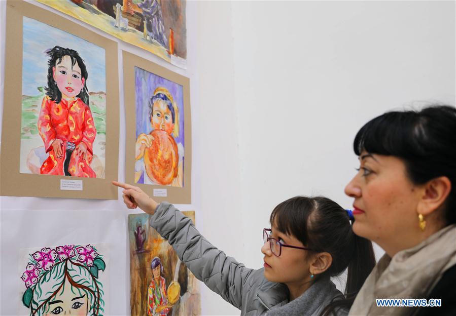 Pinturas de niños de los países miembros de SCO se exponen en Tashkent, Uzbekistán