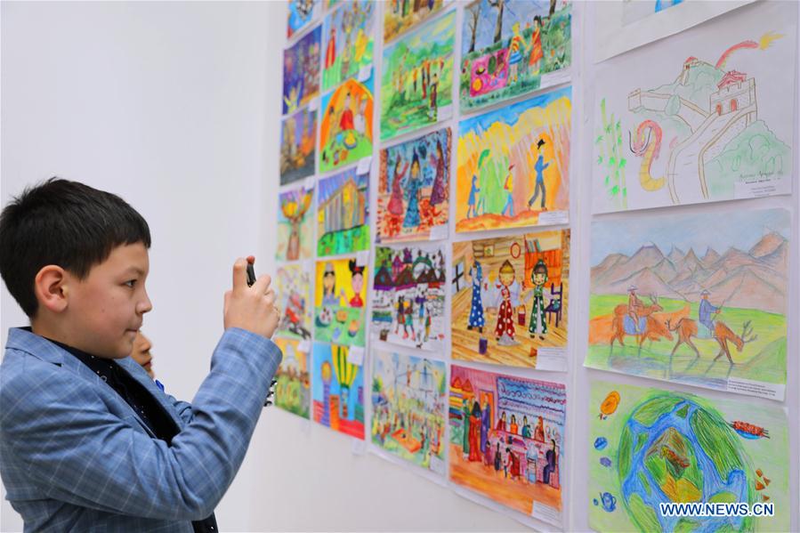 Pinturas de niños de los países miembros de SCO se exponen en Tashkent, Uzbekistán