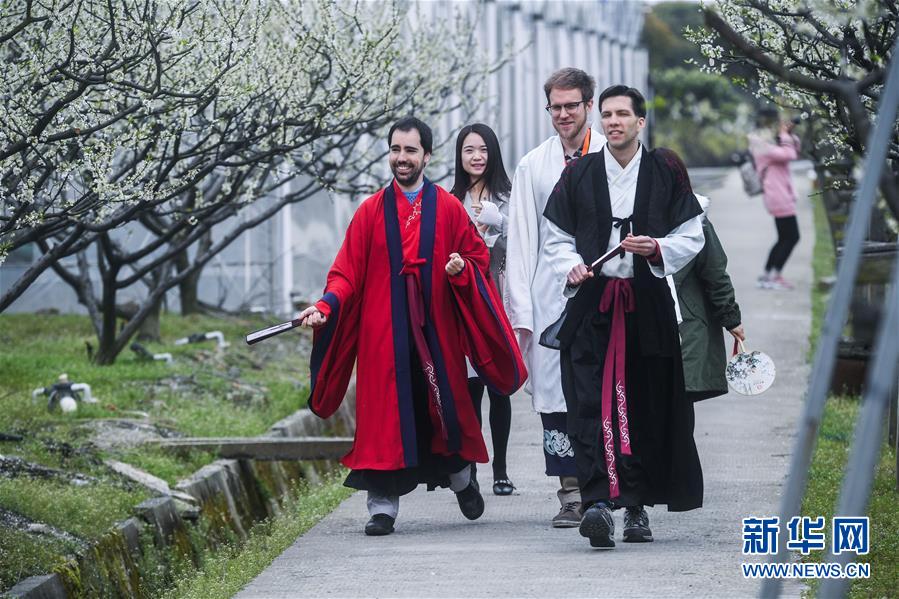 Varios extranjeros visten el tradicional traje Hanfu para disfrutar la primavera