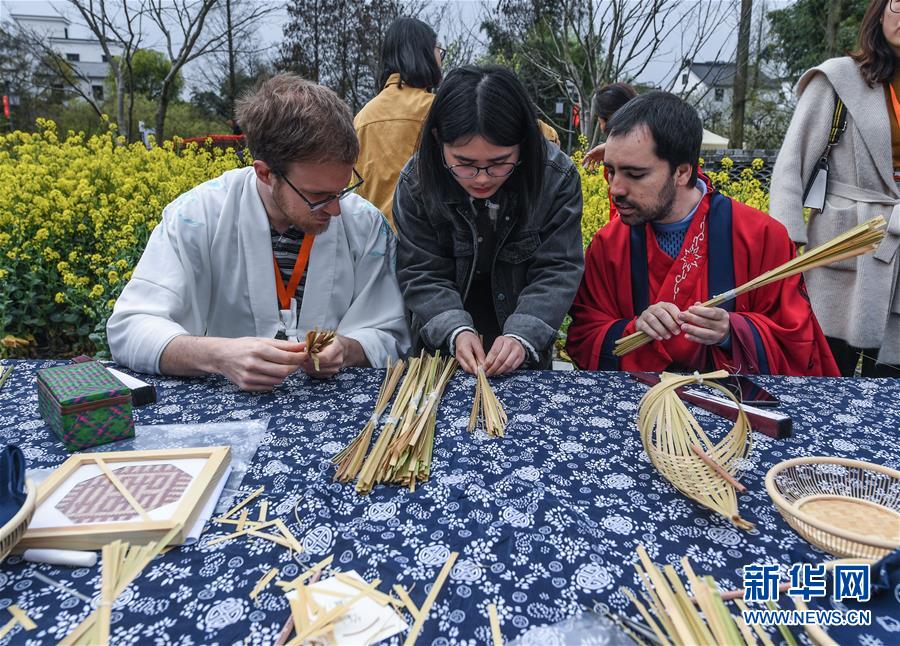 Varios extranjeros visten el tradicional traje Hanfu para disfrutar la primavera