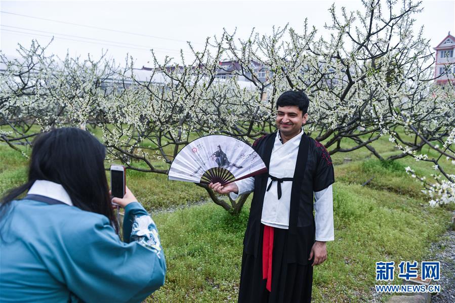 Varios extranjeros visten el tradicional traje Hanfu para disfrutar la primavera