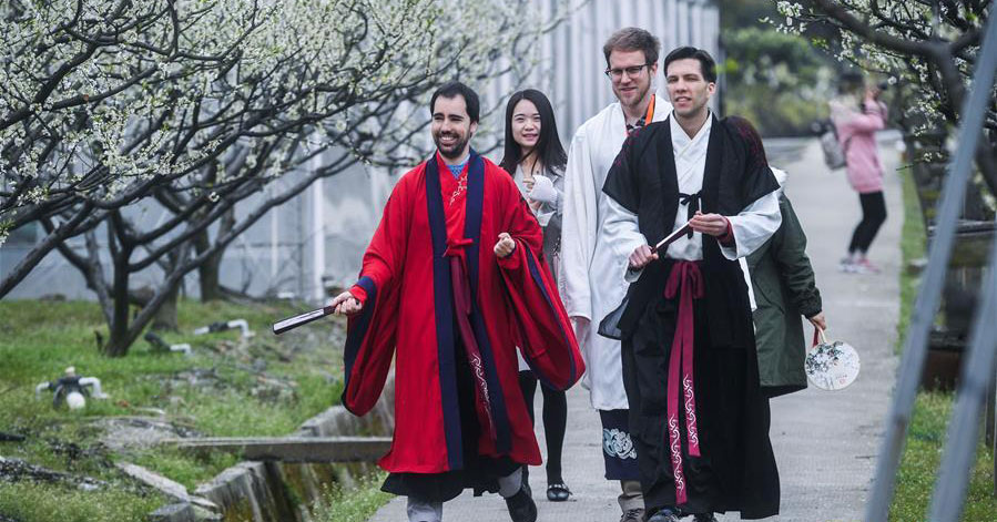 Varios extranjeros visten el tradicional traje Hanfu para disfrutar la primavera