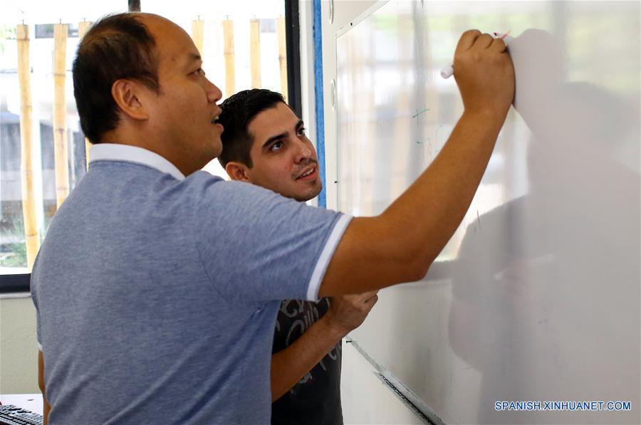 Aprender chino ensancha vida laboral y social de mexicanos