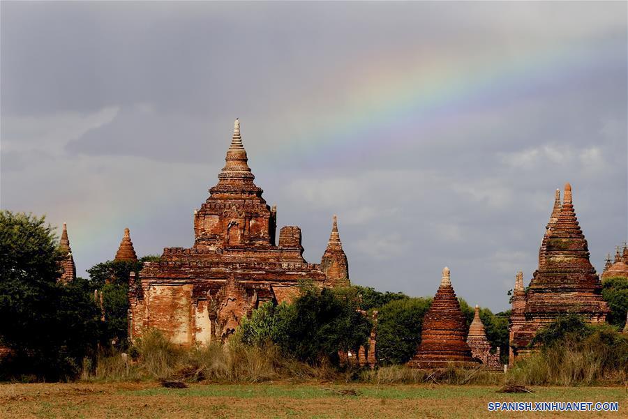 Vista de las pagodas en la antigua ciudad de Bagan