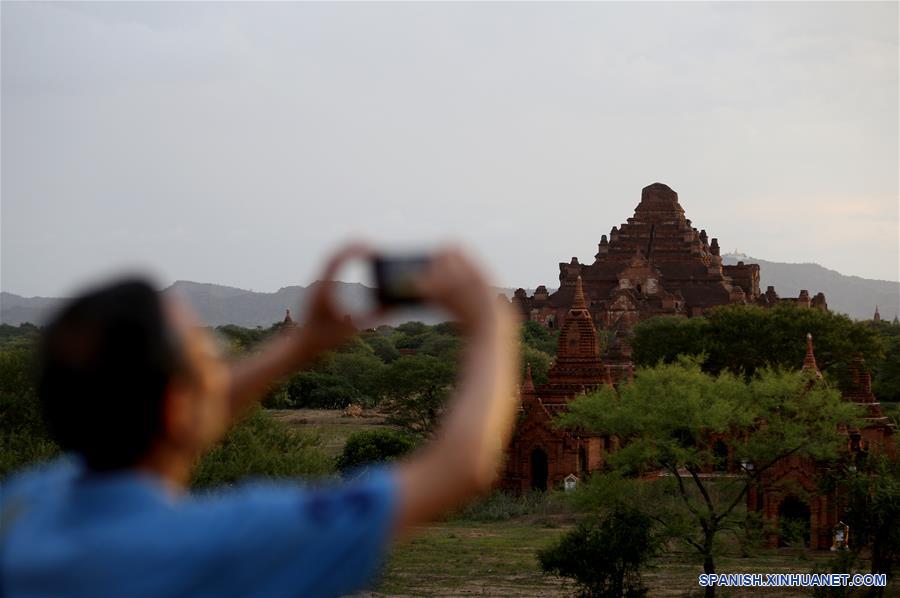 Vista de las pagodas en la antigua ciudad de Bagan