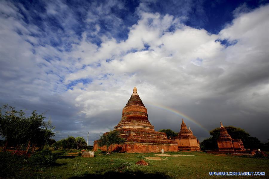 Vista de las pagodas en la antigua ciudad de Bagan